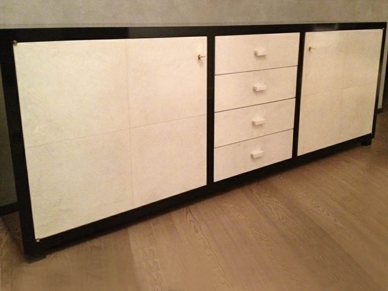 Mobile in pergamena e legno ebanizzato Furniture in parchment e rosewood